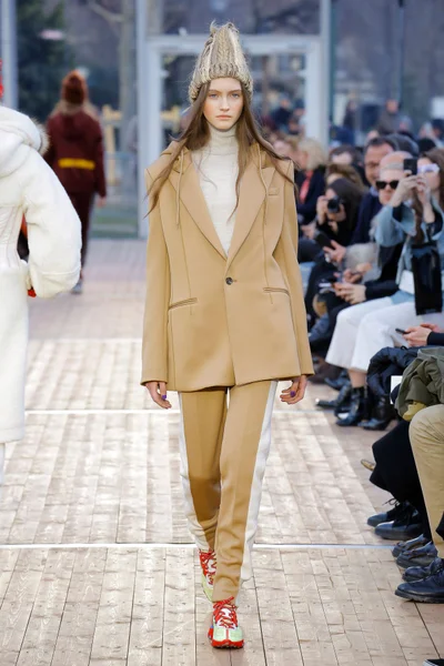 Look 16